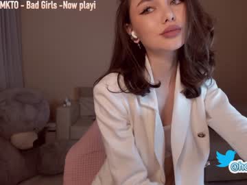 girl hollyextra image #1408493