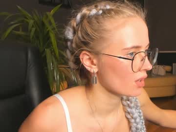 girl linellali image #2821725