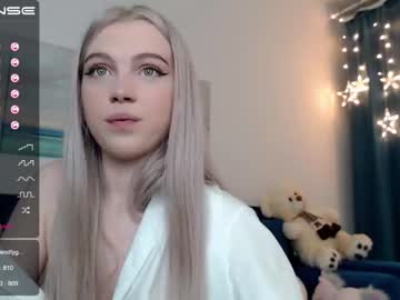 girl small_blondee image #1315673